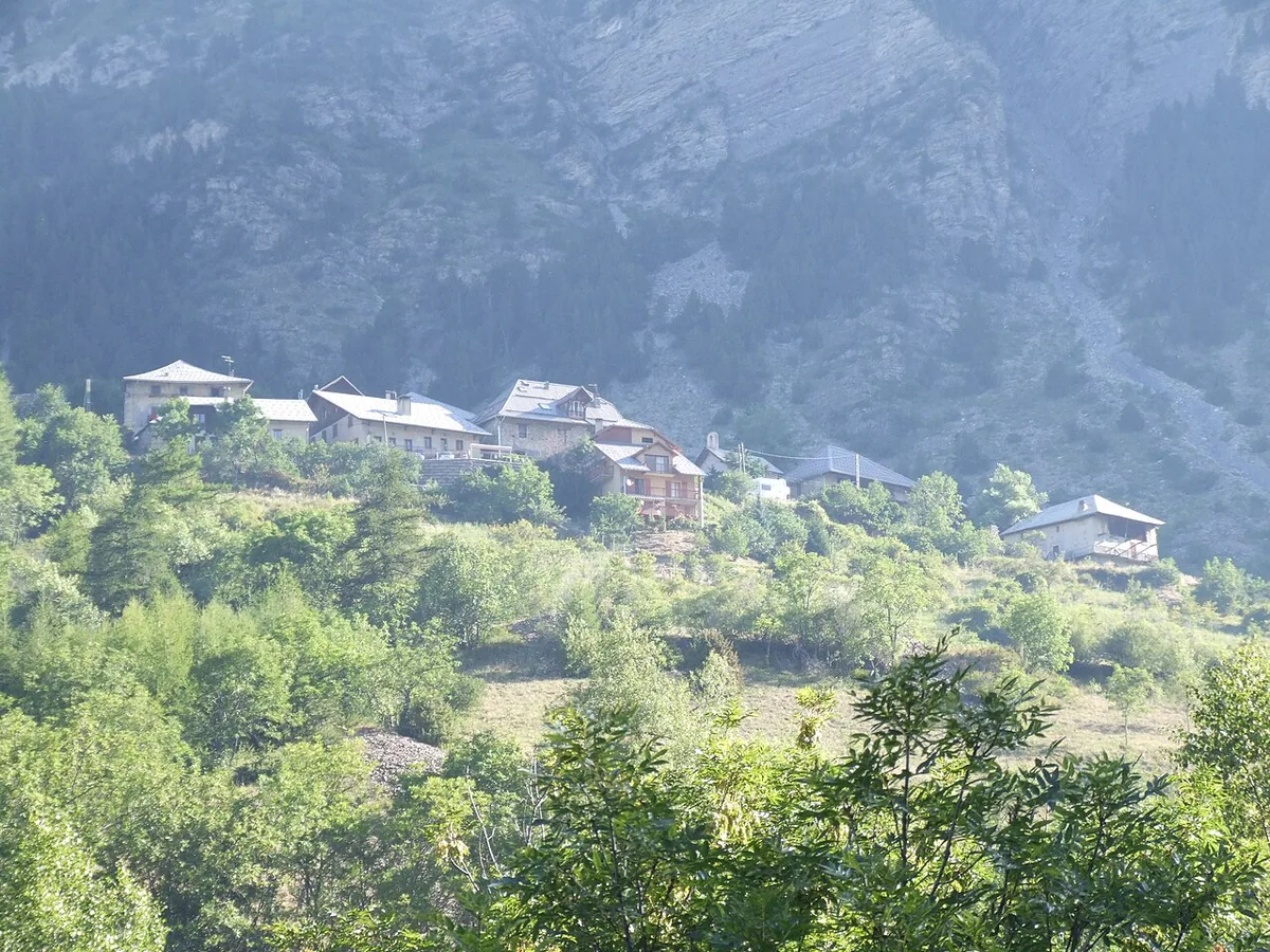 Veduta di Les Orres, Francia. Non raffigura uno specifico negozio di noleggio.