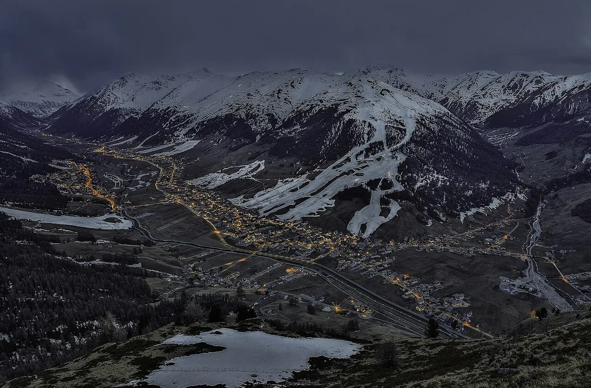 Veduta di Livigno, Italia. Non raffigura uno specifico negozio di noleggio.