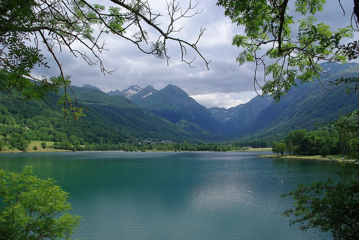 Veduta di Loudenvielle, Francia. Non raffigura uno specifico negozio di noleggio.