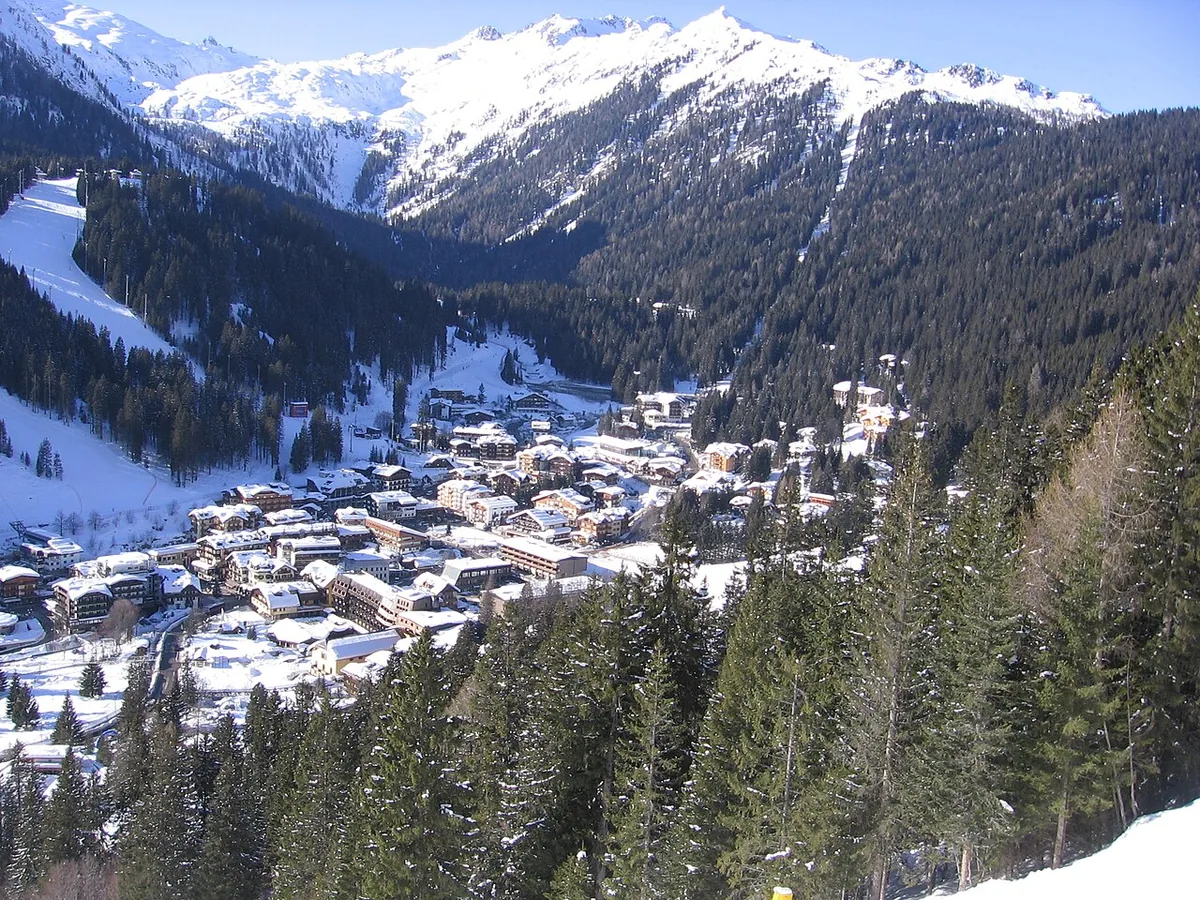 Veduta di Madonna di Campiglio, Italia. Non raffigura uno specifico negozio di noleggio.