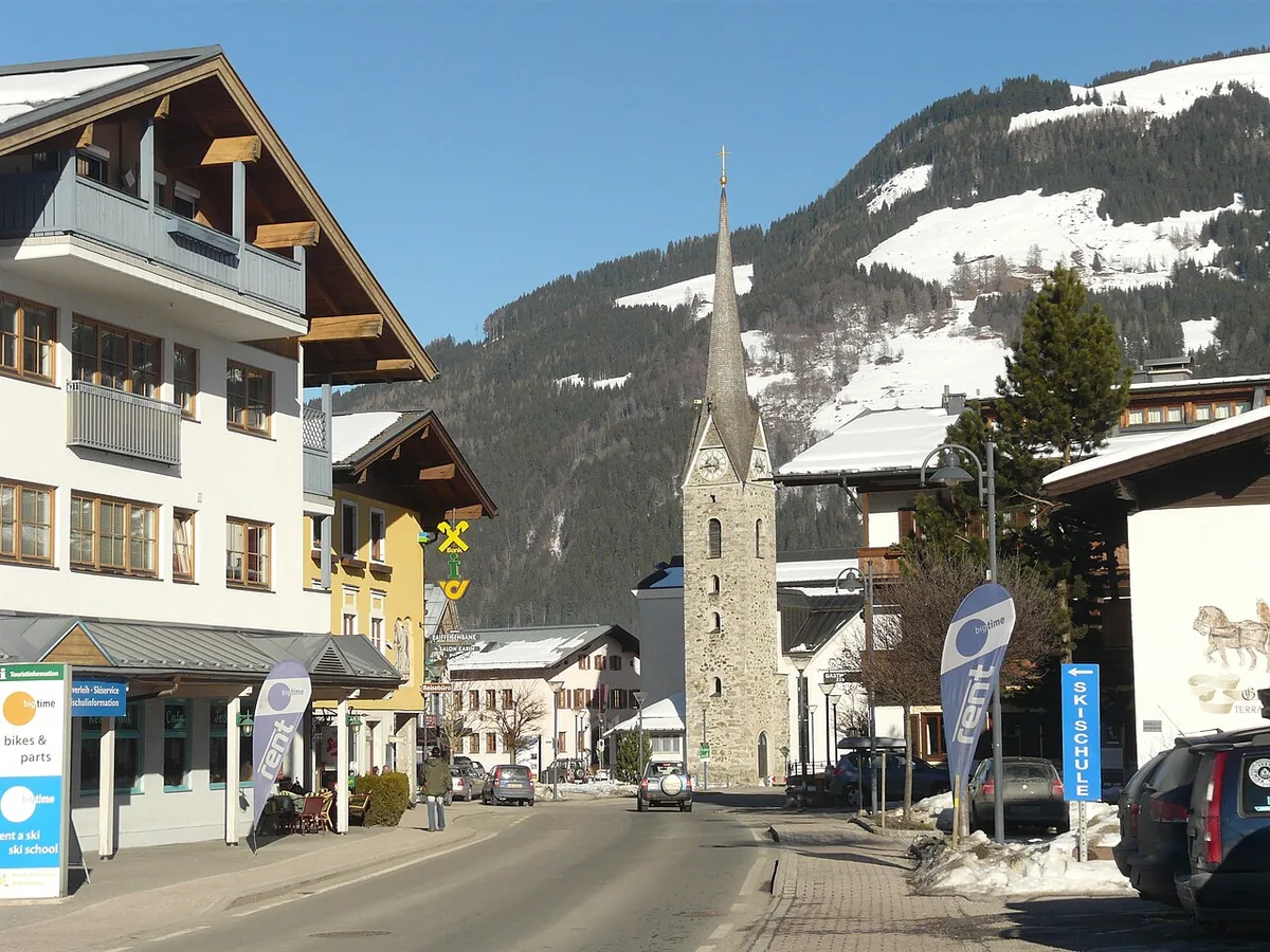Veduta di Maishofen, Austria. Non raffigura uno specifico negozio di noleggio.