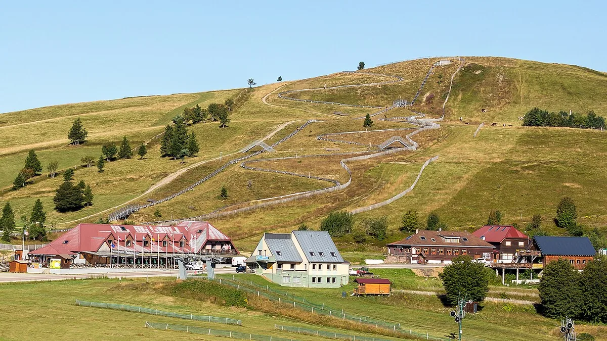 Veduta di Markstein, Francia. Non raffigura uno specifico negozio di noleggio.