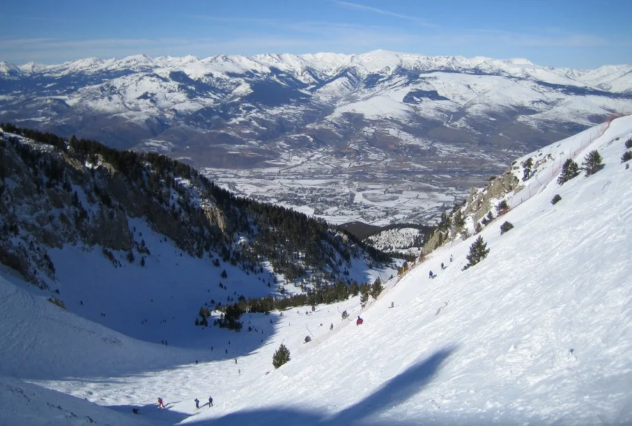 Veduta di Masella, Spagna. Non raffigura uno specifico negozio di noleggio.