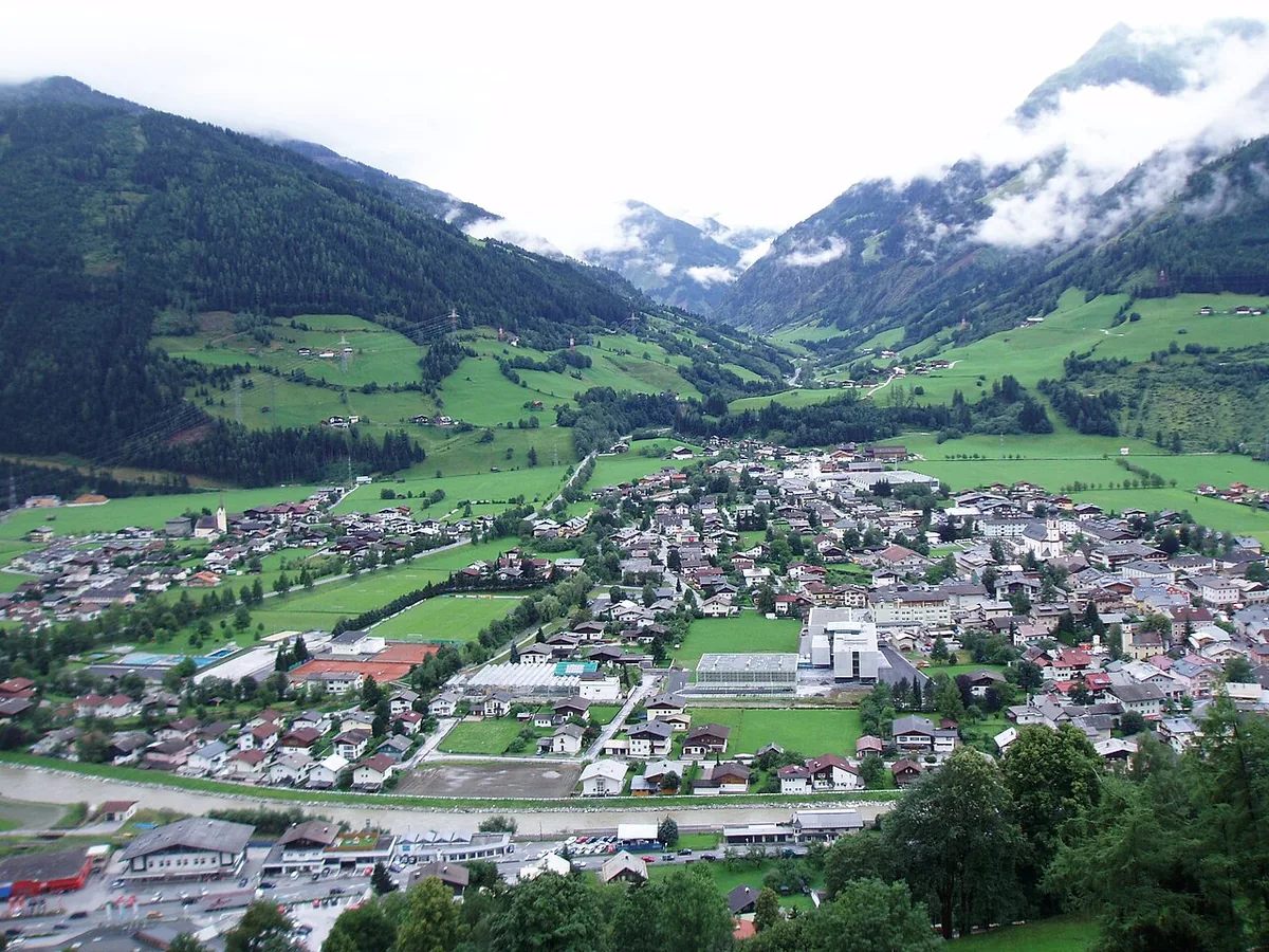 Veduta di Mittersill, Austria. Non raffigura uno specifico negozio di noleggio.