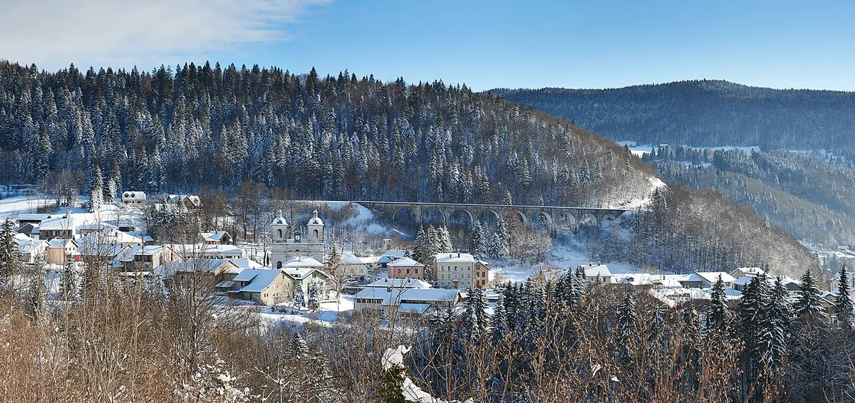 Veduta di Morbier, Francia. Non raffigura uno specifico negozio di noleggio.