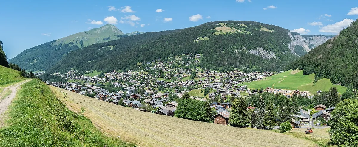 Veduta di Morzine, Francia. Non raffigura uno specifico negozio di noleggio.