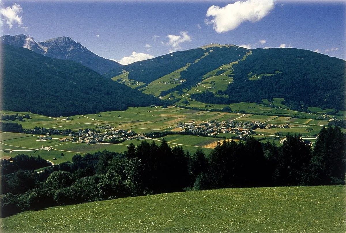 Veduta di Olang, Italia. Immagine generale della località o del comprensorio; non documenta la posizione di un singolo settore del catalogo o negozio di noleggio.