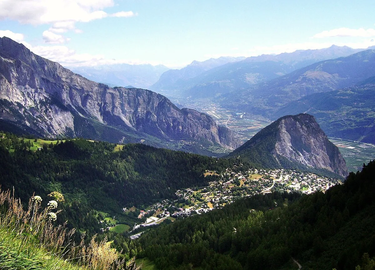 Veduta di Ovronnaz, Svizzera. Non raffigura uno specifico negozio di noleggio.