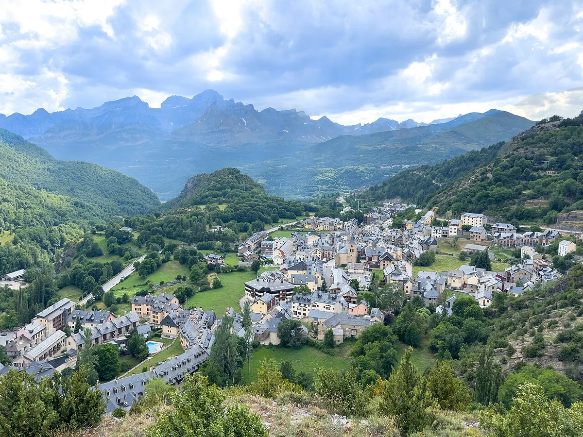 Veduta di Panticosa, Spagna. Immagine generale della località o del comprensorio; non documenta la posizione di un singolo settore del catalogo o negozio di noleggio.