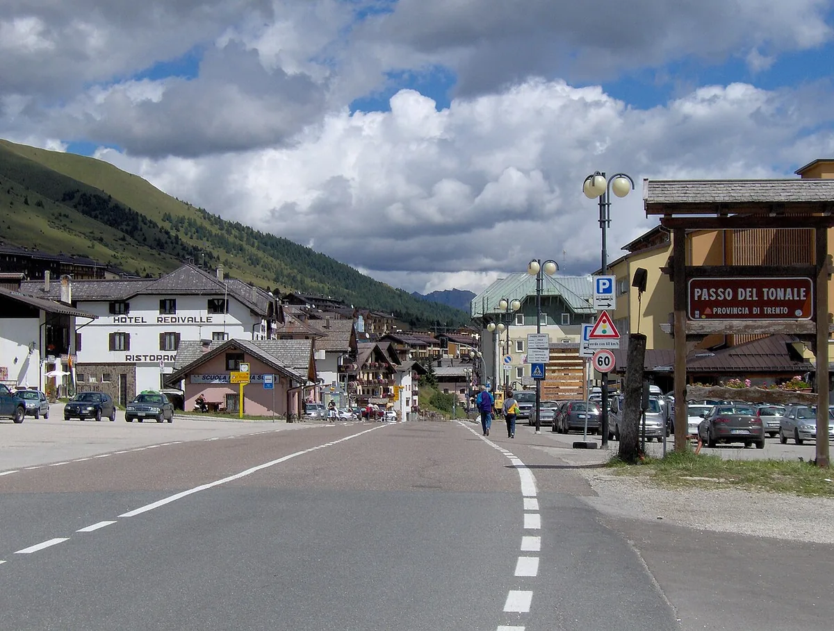 Veduta di Passo Tonale, Italia. Non raffigura uno specifico negozio di noleggio.