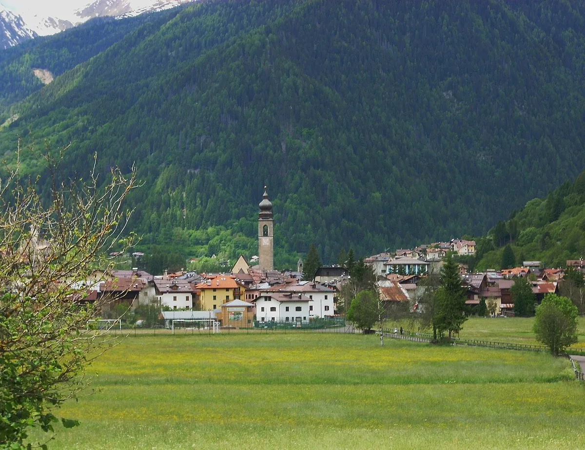 Veduta di Pellizzano, Italia. Non raffigura uno specifico negozio di noleggio.