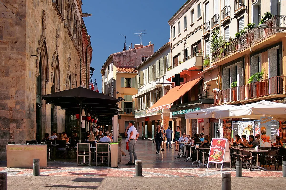 Veduta di Perpignan, Francia. Non raffigura uno specifico negozio di noleggio.