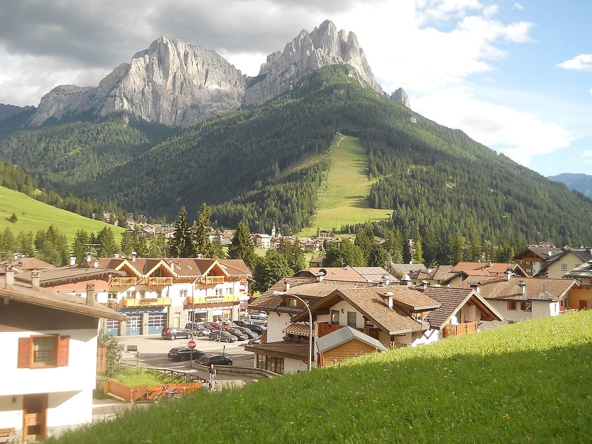 Veduta di Pozza di Fassa, Italia. Immagine generale della località o del comprensorio; non documenta la posizione di un singolo settore del catalogo o negozio di noleggio.