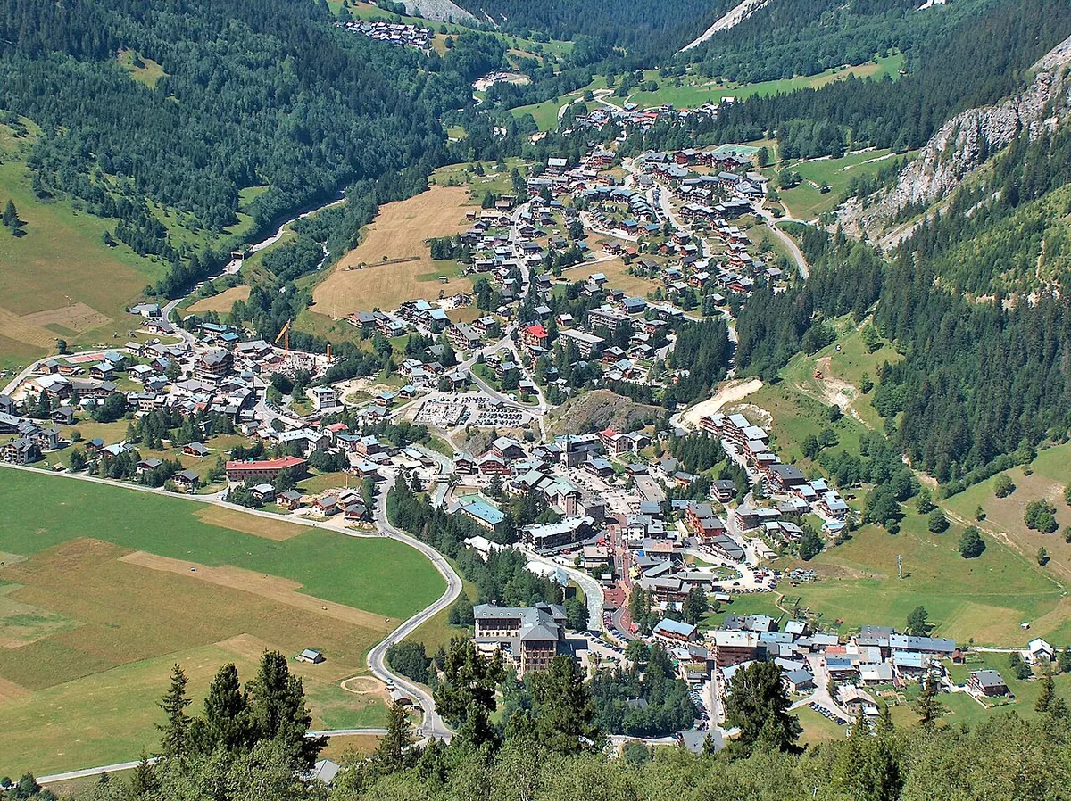Veduta di Pralognan la Vanoise, Francia. Non raffigura uno specifico negozio di noleggio.