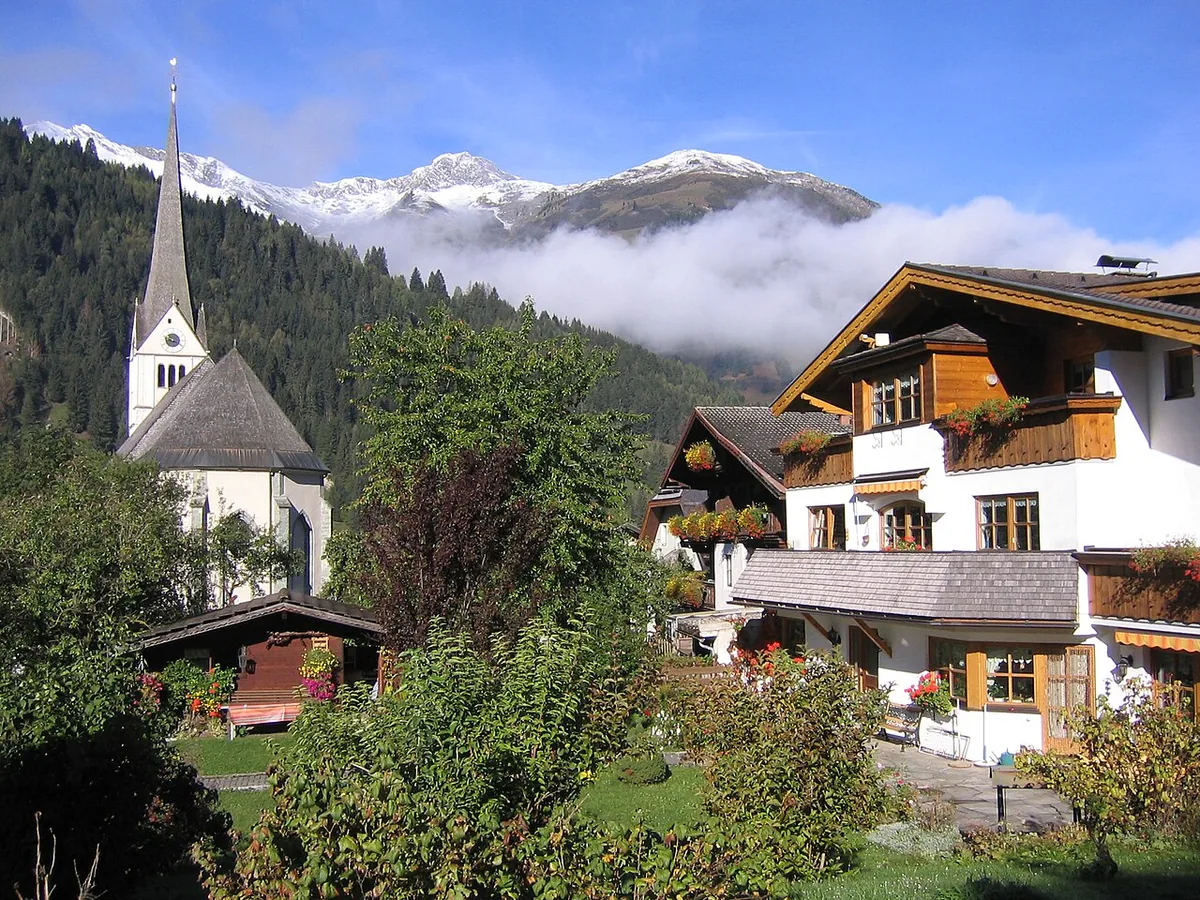 Veduta di Rauris, Austria. Non raffigura uno specifico negozio di noleggio.