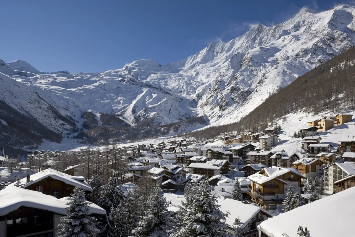 Veduta di Saas Fee, Svizzera. Non raffigura uno specifico negozio di noleggio.