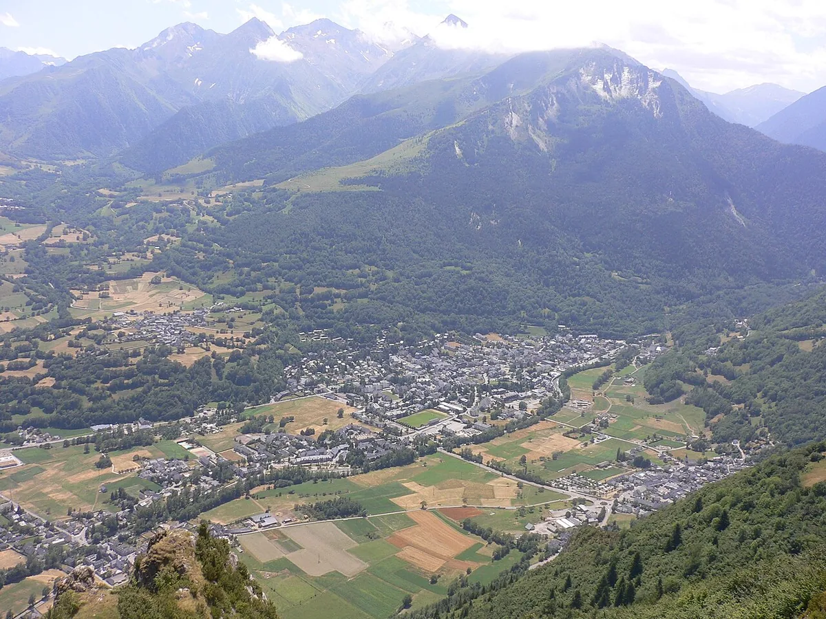 Veduta di Saint-Lary-Soulan, Francia. Immagine generale della località o del comprensorio; non documenta la posizione di un singolo settore del catalogo o negozio di noleggio.