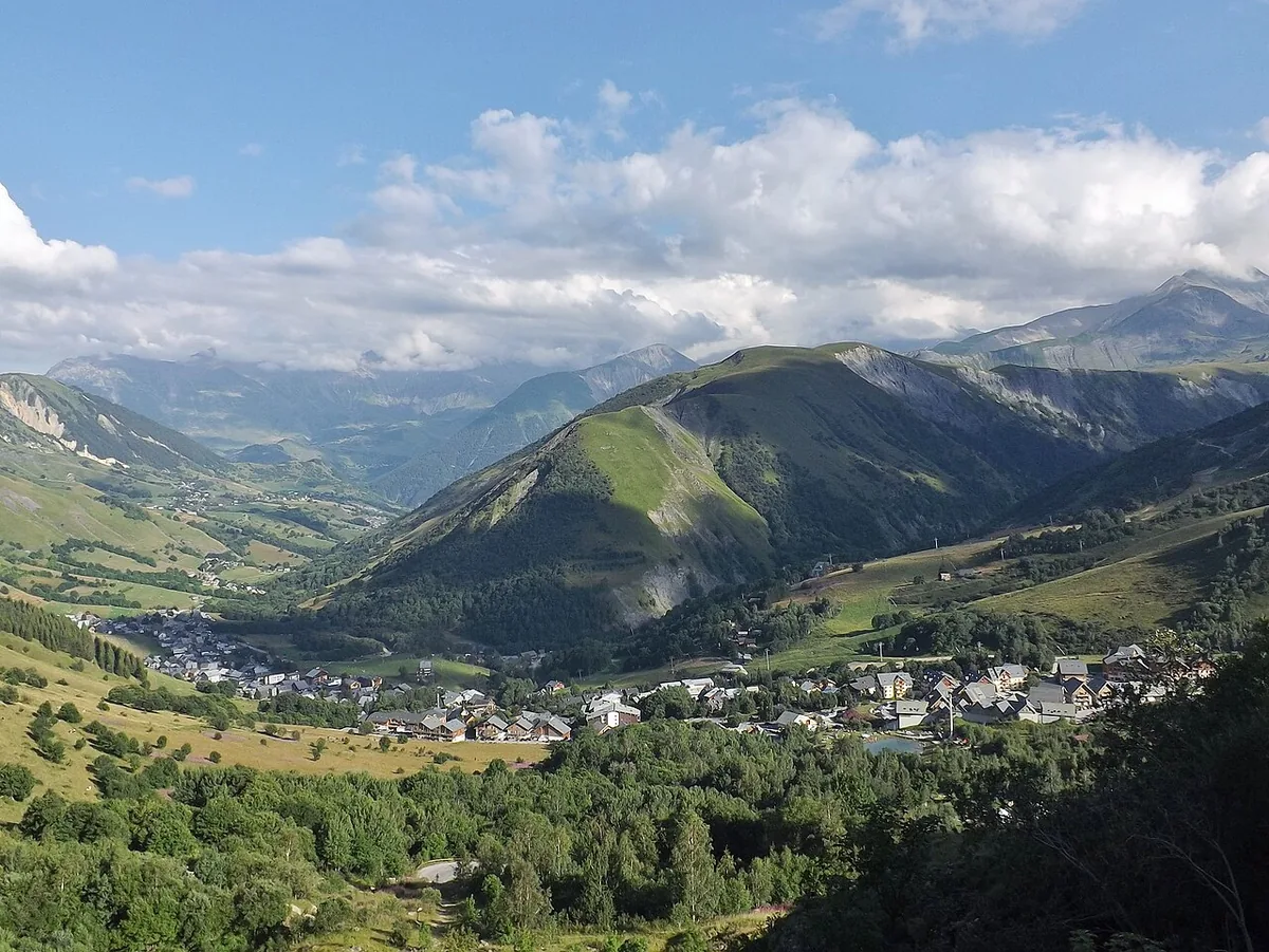 Veduta di Saint Sorlin d'Arves, Francia. Non raffigura uno specifico negozio di noleggio.