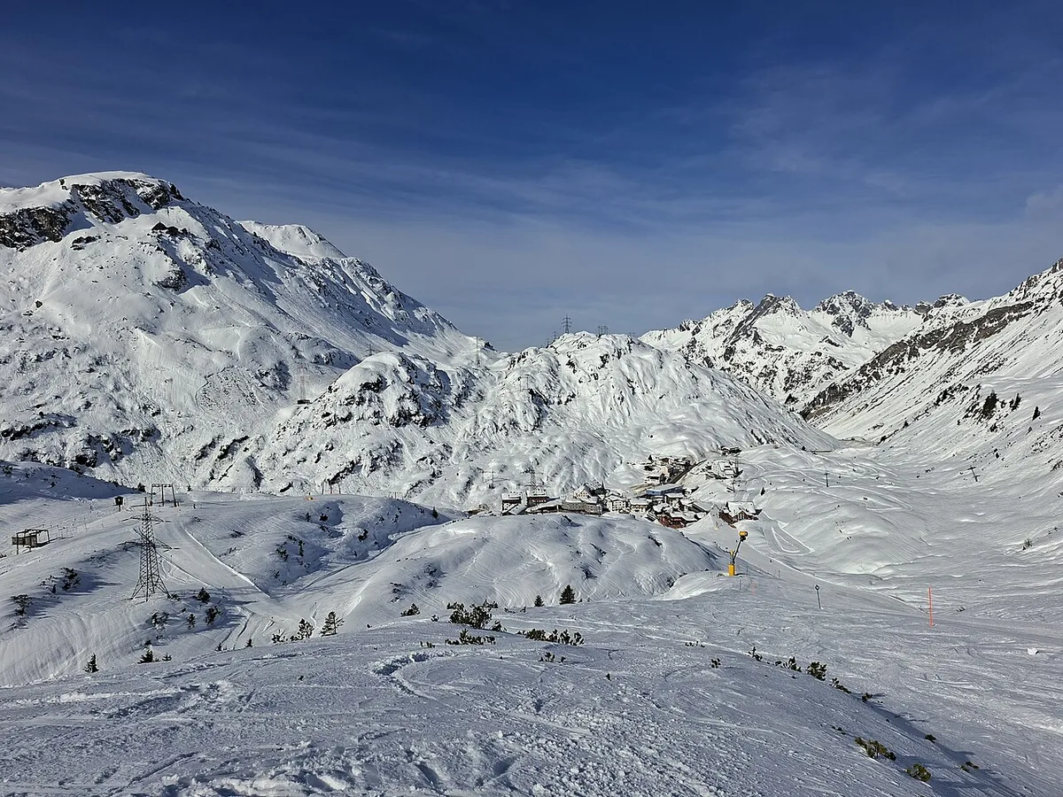 Veduta di Sankt Christoph am Arlberg, Austria. Immagine generale della località o del comprensorio; non documenta la posizione di un singolo settore del catalogo o negozio di noleggio.