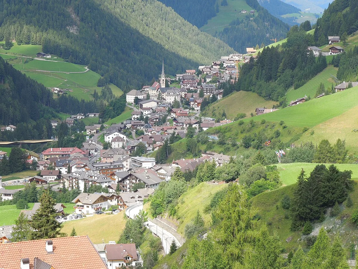 Veduta di Santa Cristina Valgardena, Italia. Immagine generale della località o del comprensorio; non documenta la posizione di un singolo settore del catalogo o negozio di noleggio.