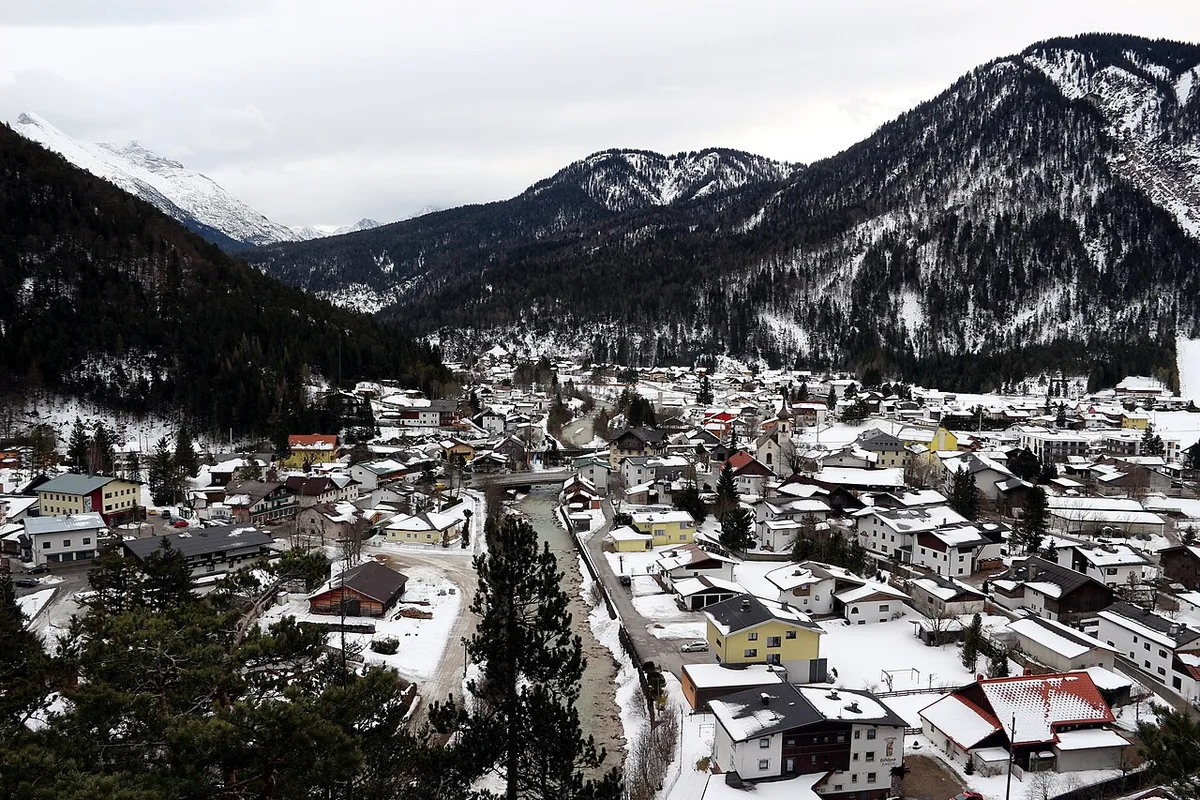 Veduta di Scharnitz, Austria. Non raffigura uno specifico negozio di noleggio.