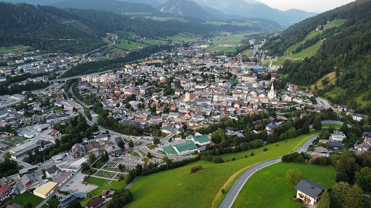 Veduta di Schladming, Austria. Non raffigura uno specifico negozio di noleggio.