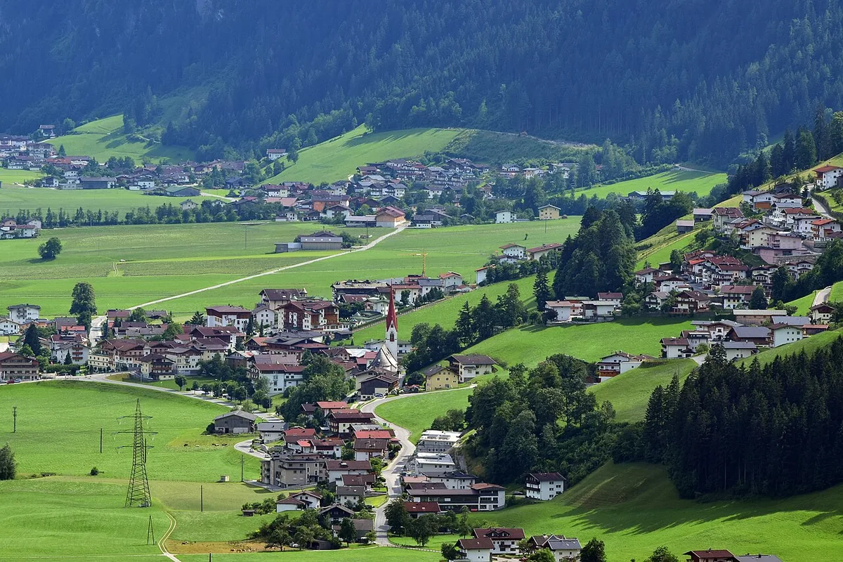 Veduta di Schwendau, Austria. Non raffigura uno specifico negozio di noleggio.