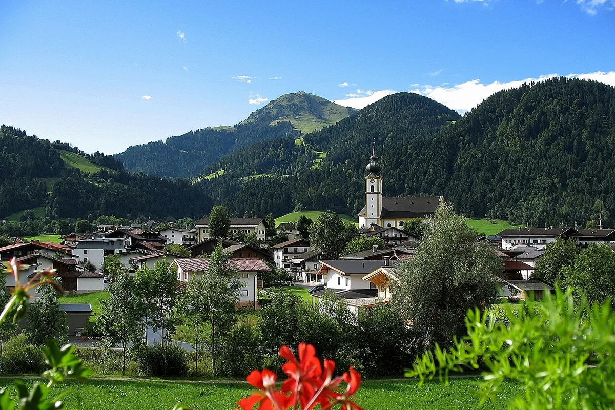 Veduta di Söll, Austria. Non raffigura uno specifico negozio di noleggio.