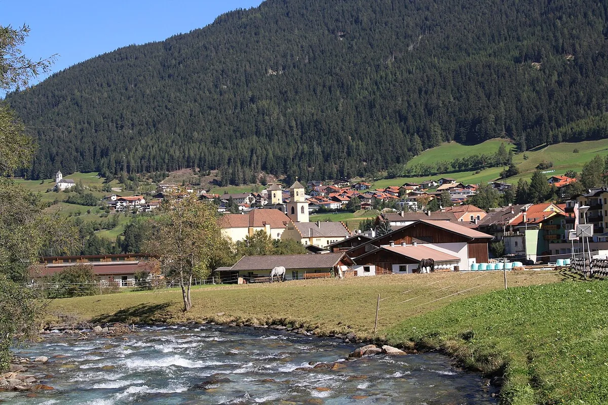 Veduta di Steinach am Brenner, Austria. Non raffigura uno specifico negozio di noleggio.