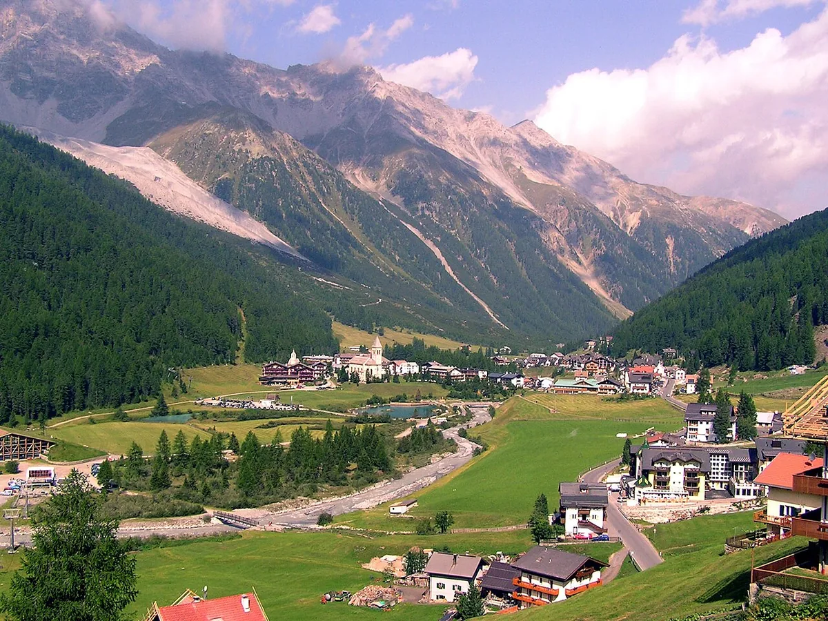 Veduta di Sulden, Italia. Immagine generale della località o del comprensorio; non documenta la posizione di un singolo settore del catalogo o negozio di noleggio.
