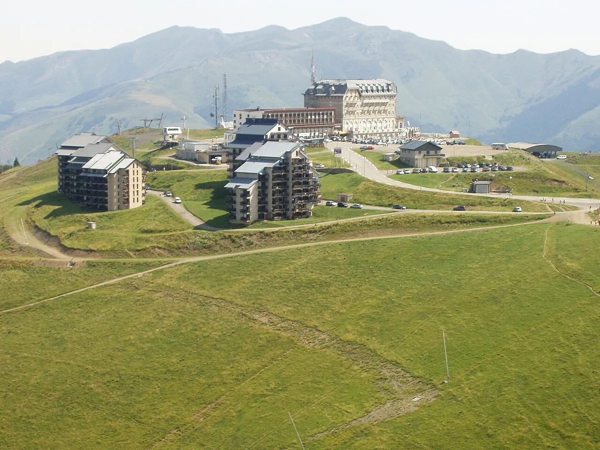 Veduta di Superbagnères, Francia. Immagine generale della località o del comprensorio; non documenta la posizione di un singolo settore del catalogo o negozio di noleggio.