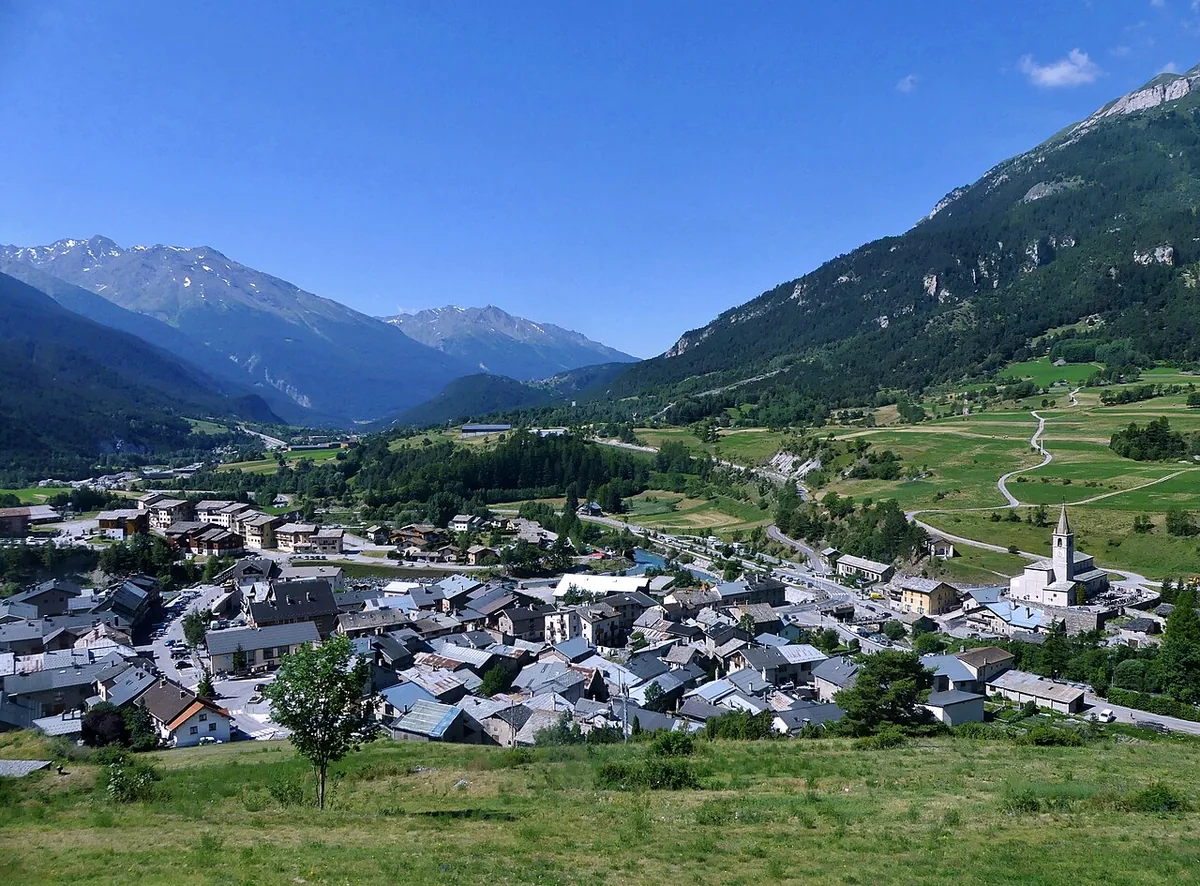 Veduta di Termignon, Francia. Non raffigura uno specifico negozio di noleggio.