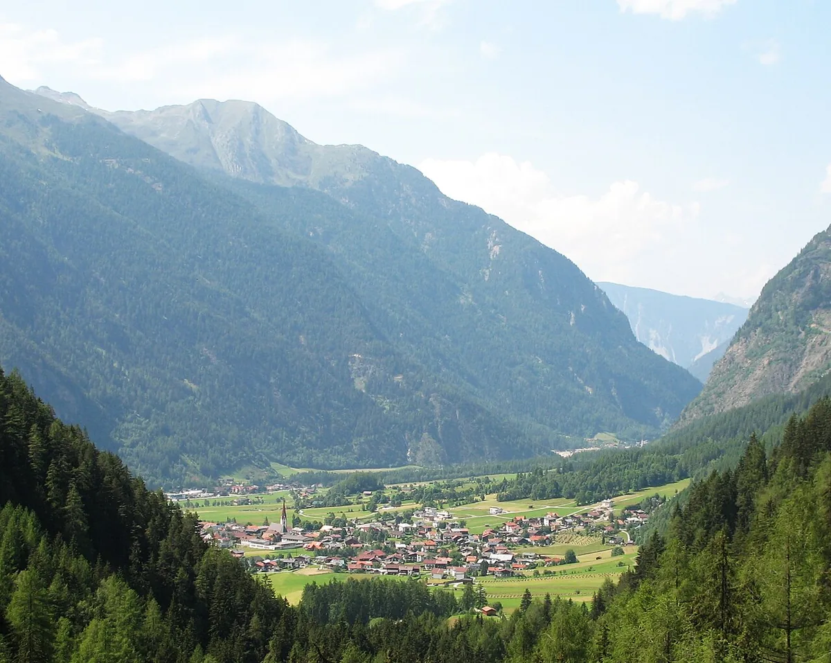 Veduta di Umhausen, Austria. Non raffigura uno specifico negozio di noleggio.