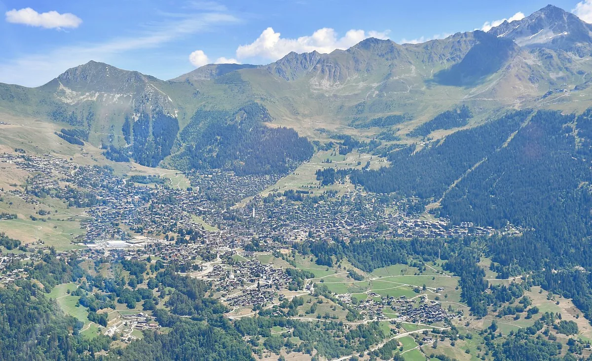Veduta di Verbier, Svizzera. Non raffigura uno specifico negozio di noleggio.