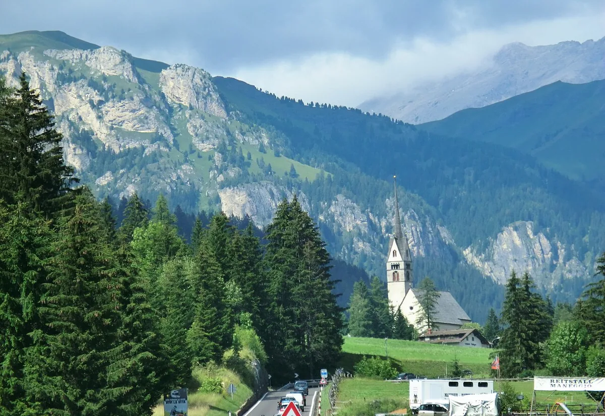 Veduta di Vigo di Fassa, Italia. Immagine generale della località o del comprensorio; non documenta la posizione di un singolo settore del catalogo o negozio di noleggio.