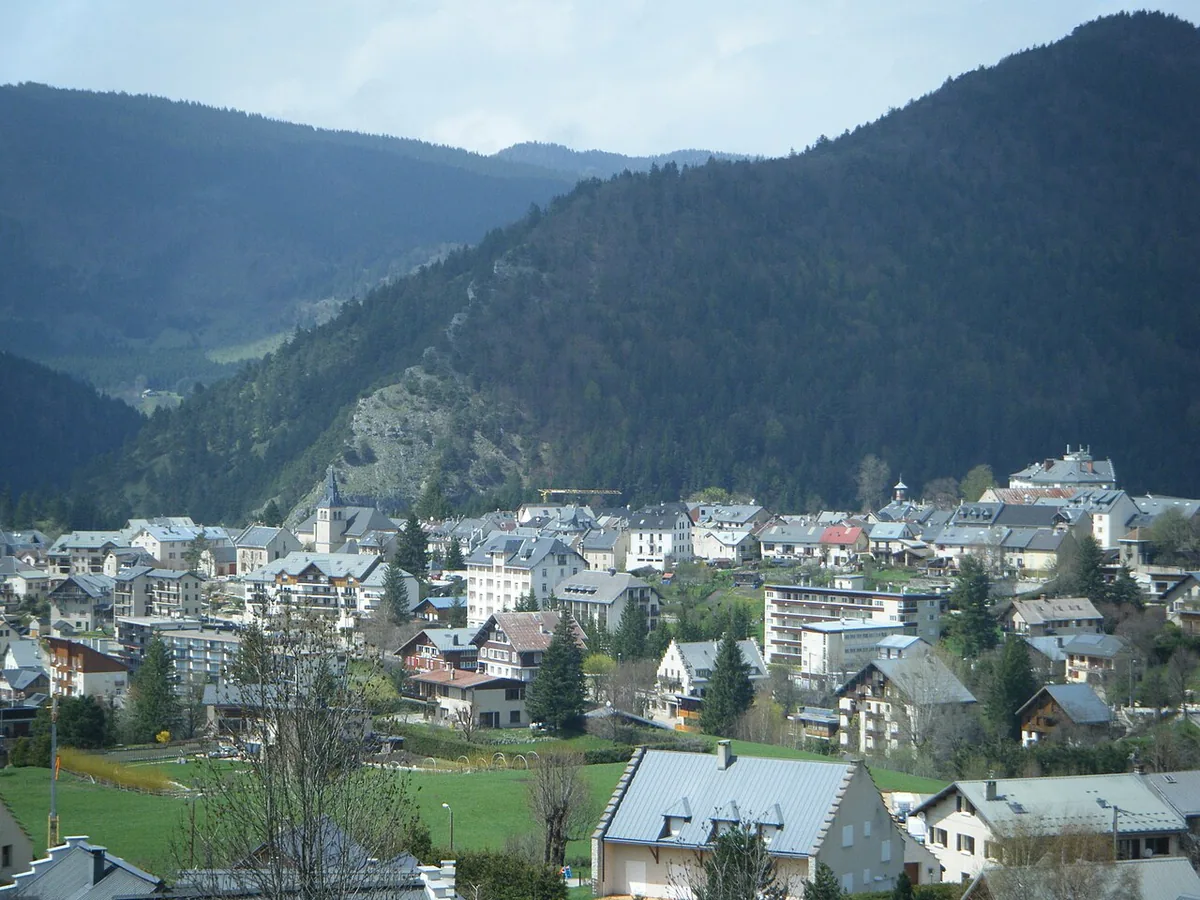Veduta di Villard de Lans, Francia. Non raffigura uno specifico negozio di noleggio.