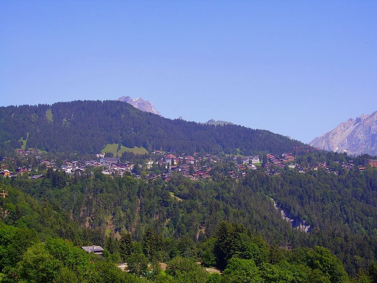 Veduta di Villars-sur-Ollon, Svizzera. Non raffigura uno specifico negozio di noleggio.