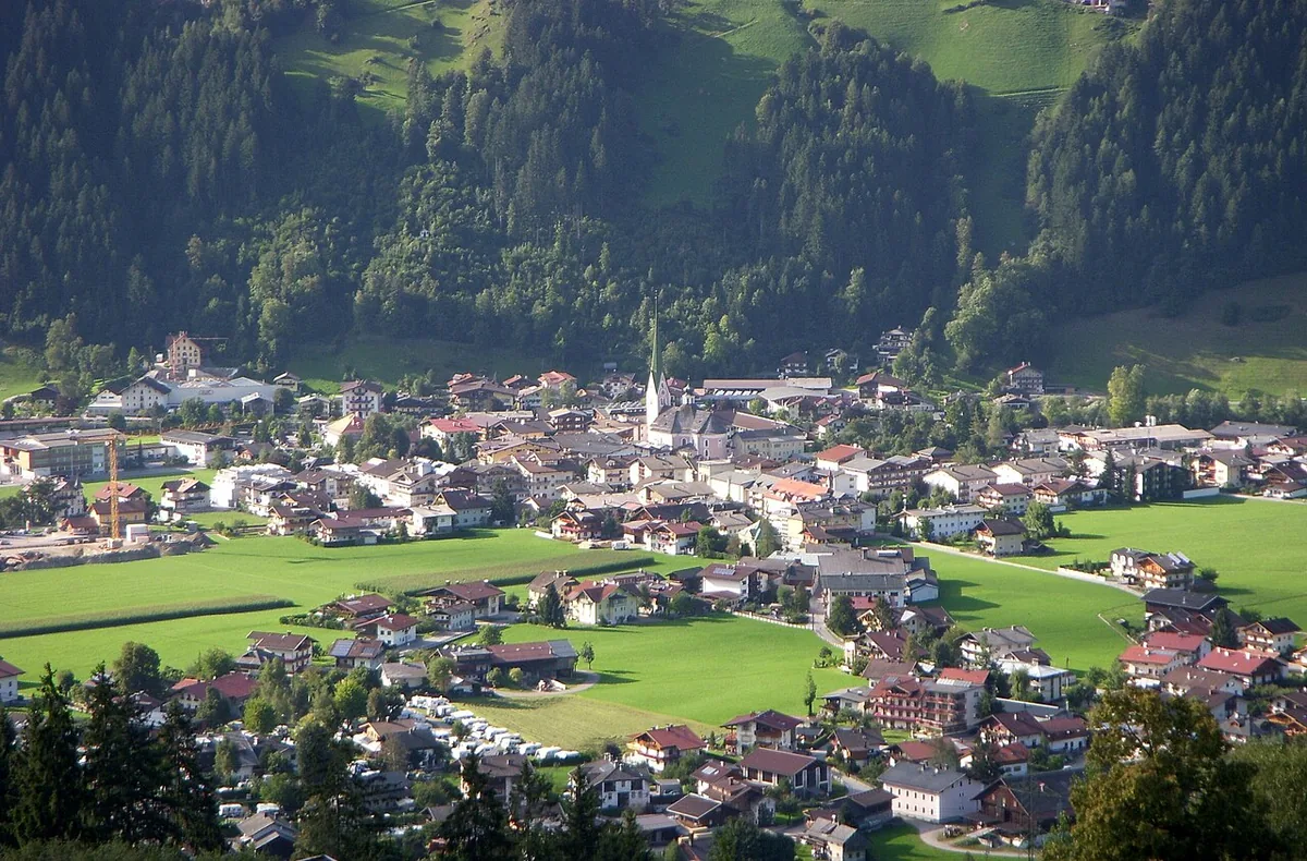 Veduta di Zell am Ziller, Austria. Non raffigura uno specifico negozio di noleggio.