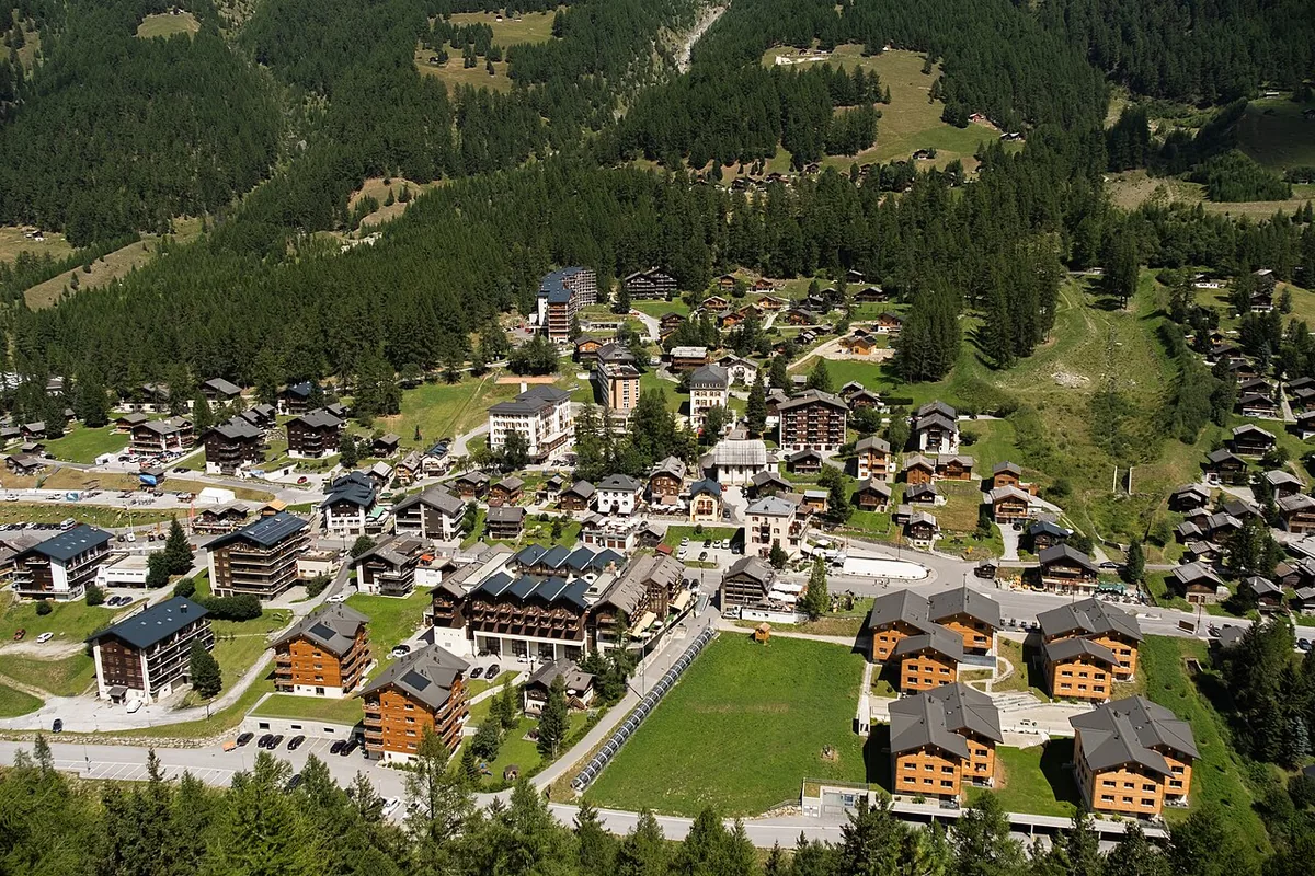 Veduta di Zinal, Svizzera. Non raffigura uno specifico negozio di noleggio.